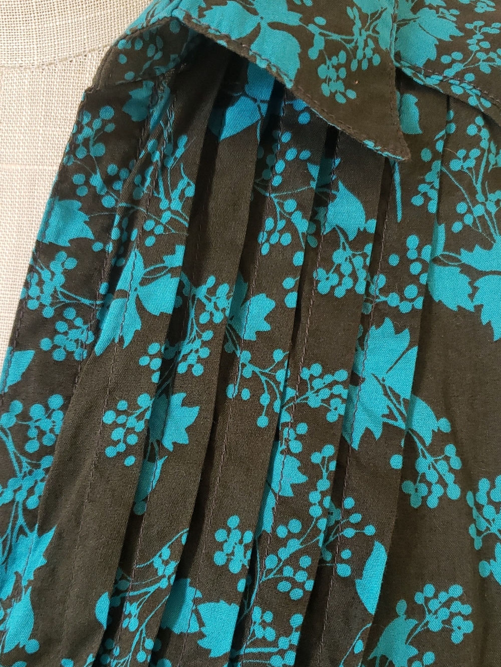 Eddie Bauer Teal Charcoal Floral Pintuck Button‑Down Shirt | Size Medium - Picture 9 of 16